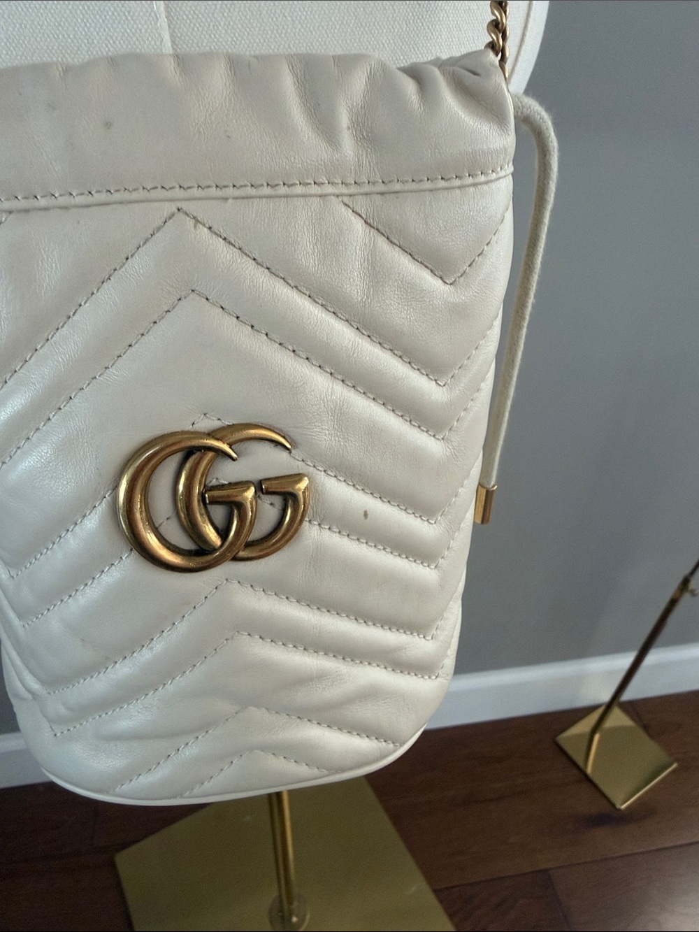 AUTHENTIC GUCCI BUCKET BAG - Picture 2 of 8